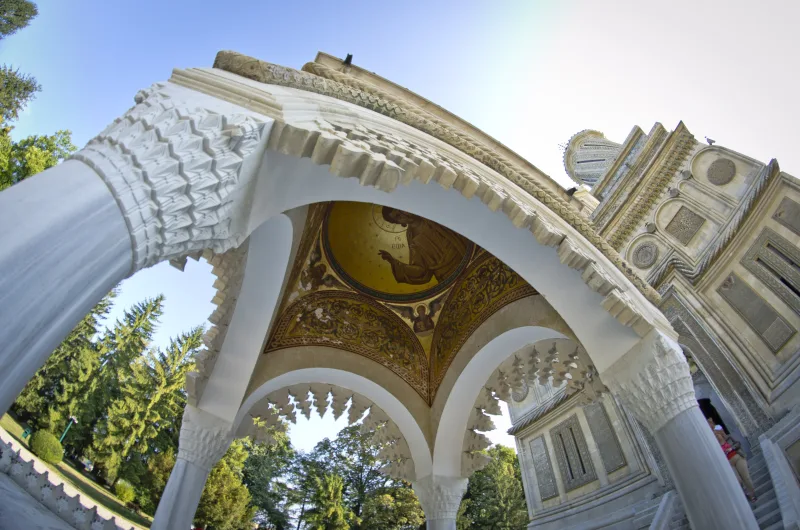 A fountain court in Curtea de Argeș